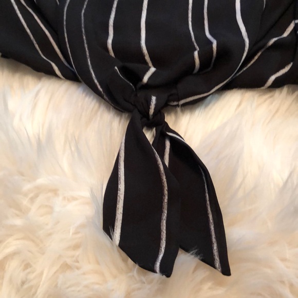 Women’s Apt. 9 Keyhole top ( black/pinstripe) - Picture 8 of 8